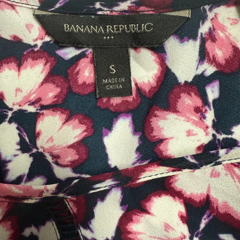 Banana Republic Black and Cream Floral Blouse with a peplum at the bottom size S - Picture 3 of 4